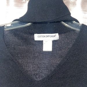 Cutout turtleneck sweater size med